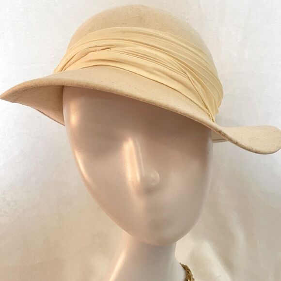 Vintage Cream Felted 1960s Ladies’ Hat - Picture 2 of 14